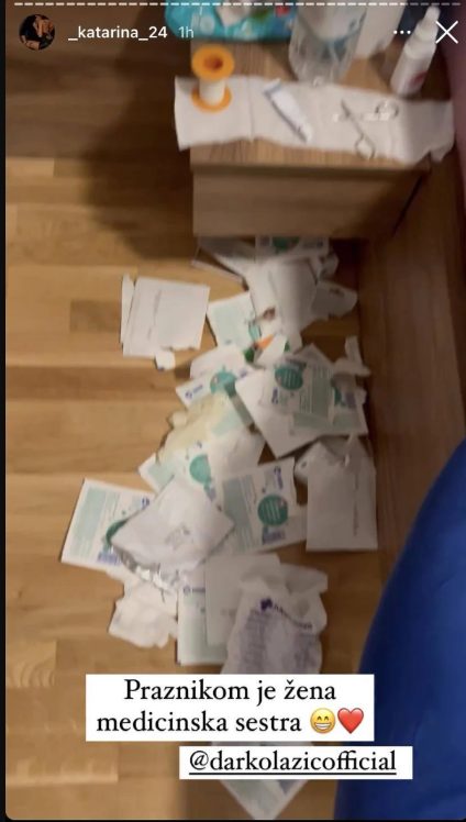 "Praznikom je žena medicinska sestra", Darko Lazić se još uvek oporavlja, a kako ga supruga neguje je za svako divljenje (FOTO) 7 jeiw