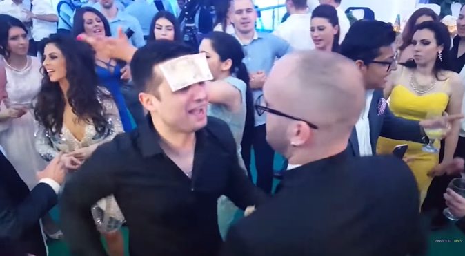 Ovo su najveći kraljevi bakšiša: Zvezda Granda od novčanica nije mogla da dođe do vazduha 7 nkcnknc