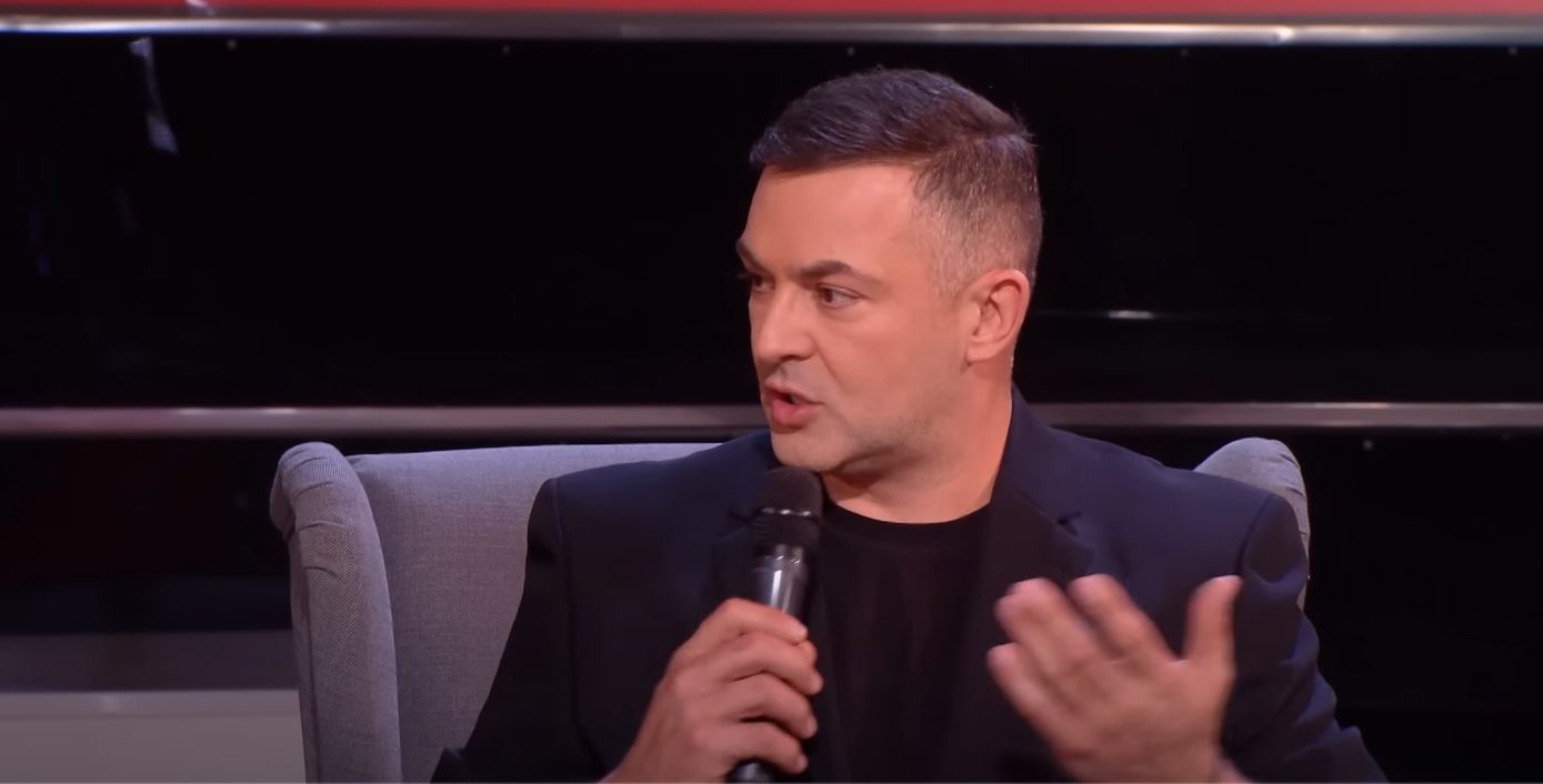 "Ja bih tog stilistu ubio", voditelj poludeo kada je video kako je pevačica došla u emisiju: "Ne mogu da sednem, jedva dišem" 7 tepic
