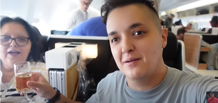 "Verica plače": Marija Šerifović krenula u Ameriku sa majkom, u avionu se dogodila nesvakidašnja scena (VIDEO) 7 Capture 48