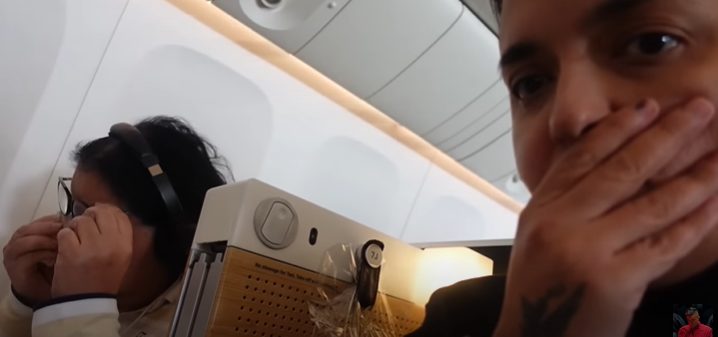 "Verica plače": Marija Šerifović krenula u Ameriku sa majkom, u avionu se dogodila nesvakidašnja scena (VIDEO) 8 Capture 49