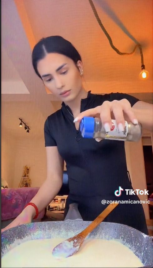 Zorana Mićanović pokazala umeće u kuhinji: Umesto recepta, svi primetili ovaj detalj na pevačici: "Nije realno" (VIDEO) 8 Capturejio