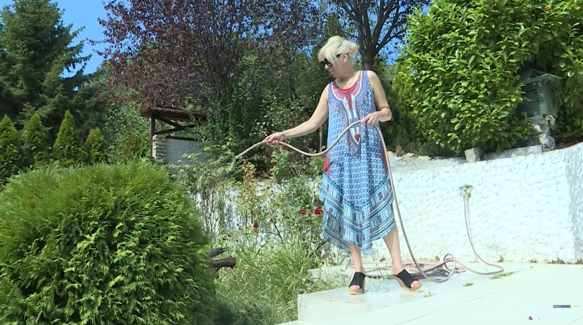 U ovoj kući žive čak dve voditeljke: U prostranom dvorištu bazen i pogled od kog zastaje dah 12 Screenshot 2023 05 06 120943