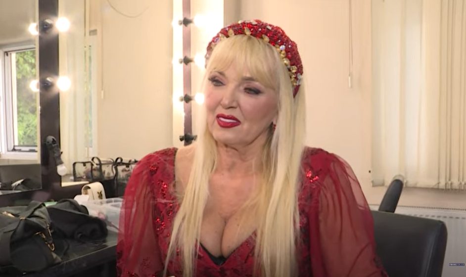 Crveno na radost: Branka Sovrlić obučena kao princeza progovorila o životu na visokoj nozi: "Oduvek su me tako tretirali" (VIDEO) 7 Screenshot 2023 05 26 150937