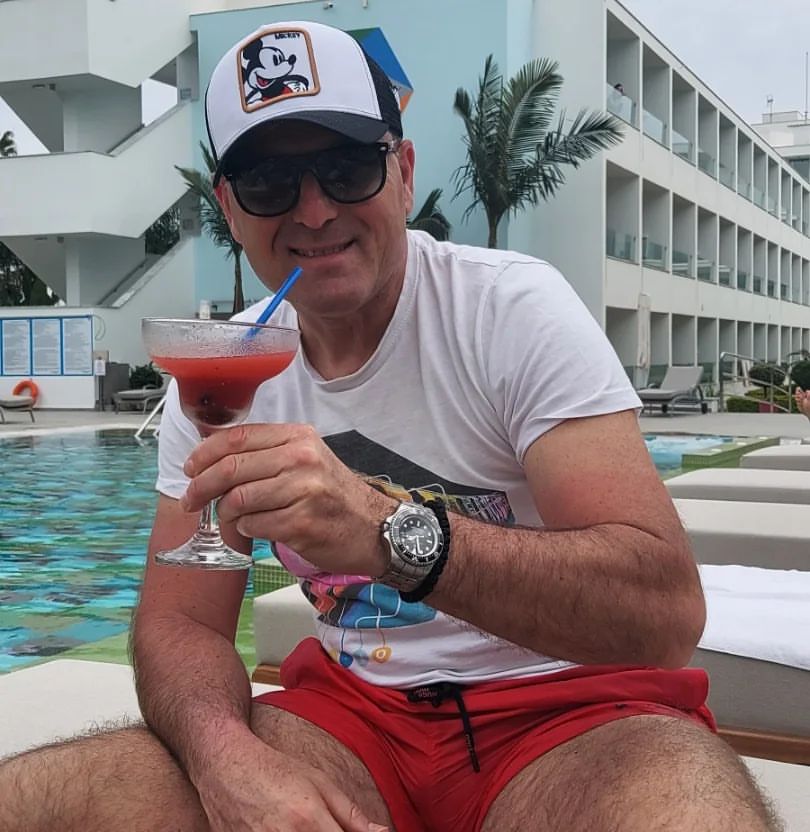 Proslavio se hitom "Isti igrači", pa nestao sa scene: Danas drži kafić, a evo kako Goran Vukošić izgleda 7 Snapinsta.app 341314434 1156127698399940 1131936254129789676 n 1080