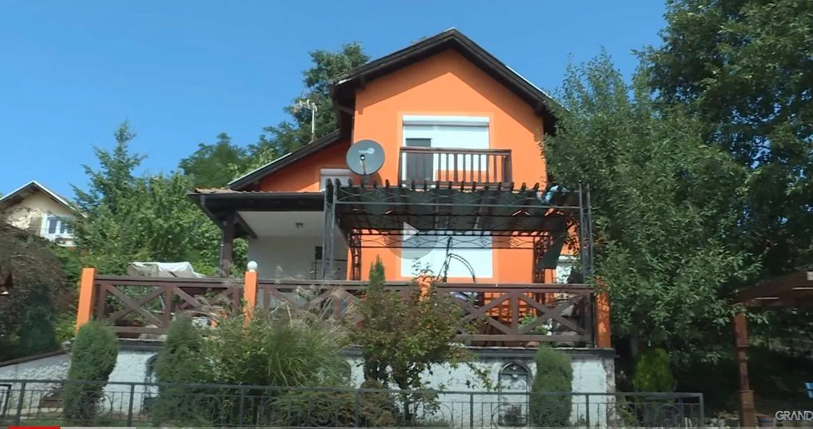 U ovoj kući žive čak dve voditeljke: U prostranom dvorištu bazen i pogled od kog zastaje dah 11 kuca lee kis
