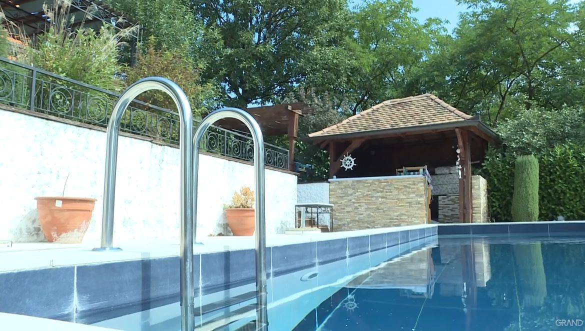U ovoj kući žive čak dve voditeljke: U prostranom dvorištu bazen i pogled od kog zastaje dah 8 lea kis bazen