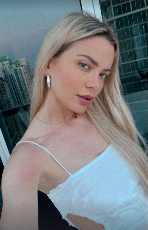 Uživa u suvom luksuzu: Milica Pavlović pokazala lice bez trunke šminke, a zbog nje Amerikom odjekuje mega hit Sinana Sakića (VIDEO) 8 lice