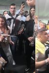 Hiljadu ljudi na nogama zbog Sandre Mladenović: Mlada pevačica napravila lom na veselju, šuške samo lete (VIDEO) 2 sinisa sandra veselje 1
