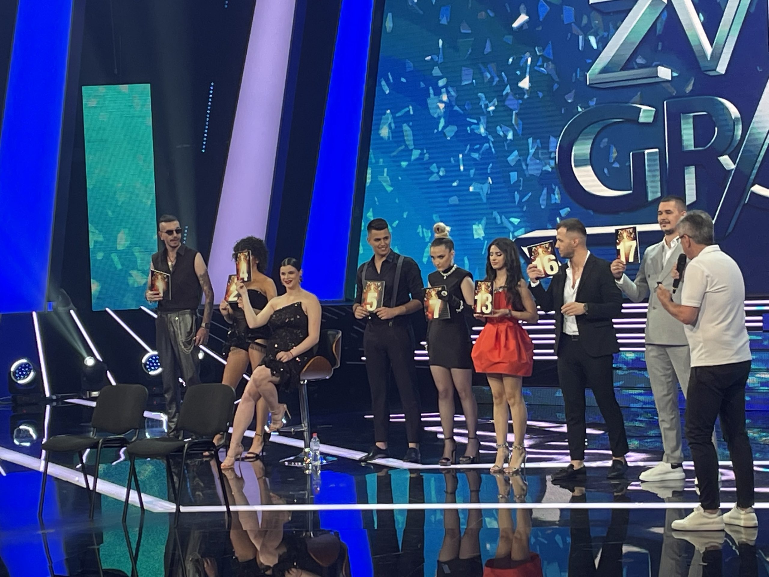UŽIVO ZVEZDE GRANDA: Sanja i Voja otvorili muzički spektakl, 17 finalista se bori za pobedu 40 1