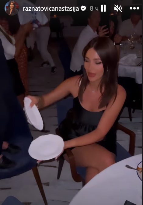 Anastasija Ražnatović lomi tanjire u provodu: U ovakvom izdanju je još nismo videli, ne skida osmeh sa lica (FOTO) 7 ank