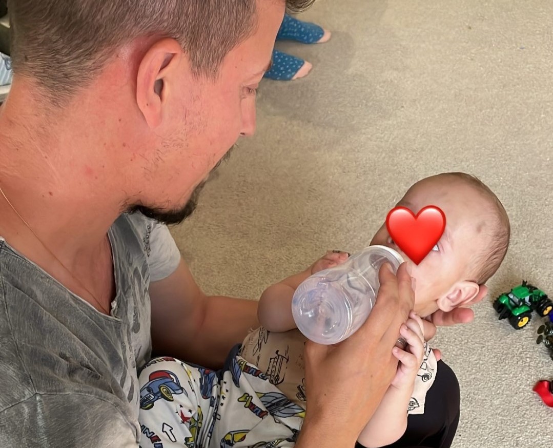 "Stanje je urgentno", Dinča uputio apel za pomoć nakon što je spasio mamu i bebu od nasilnika, a sada želi da im izgradi dom (VIDEO) 5 dinca zbrnuo bebu