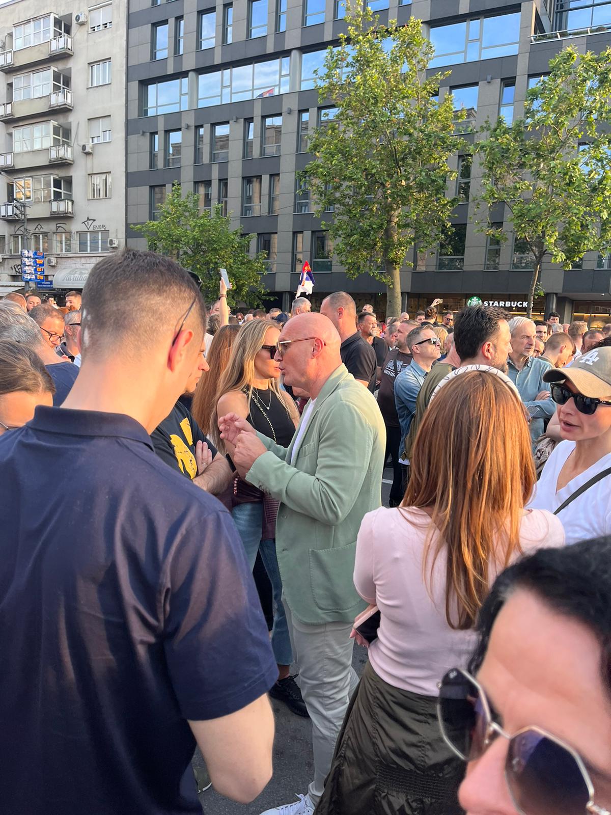 Ništa ne prepušta slučaju: Mili uhvaćen na protestima, evo šta radi (VIDEO) 6 mili protesti