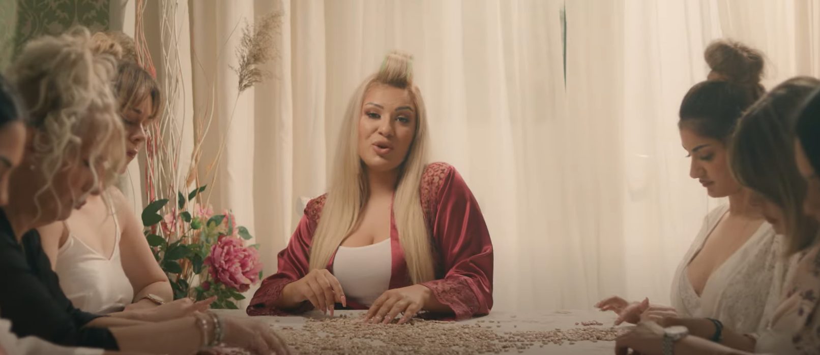 "Bogata sirotinjo, ala si se opio": Tijana Burić snimila HIT KAO VRATA (VIDEO) 5 tijana buric