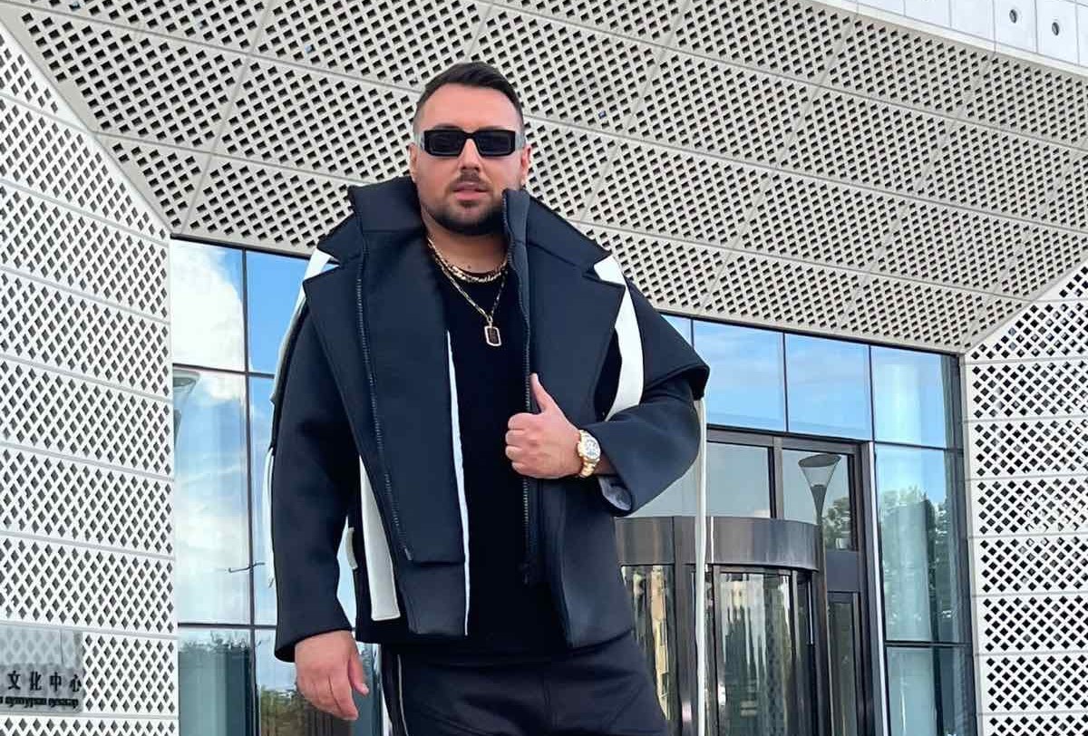 Mokar do gole kože: Pevač hitno zaustavio snimanje spota zbog nezgode: "Gaće su mi mokre" (FOTO) 5 935416a2 206c 4e9c b484 63e2c64de67c