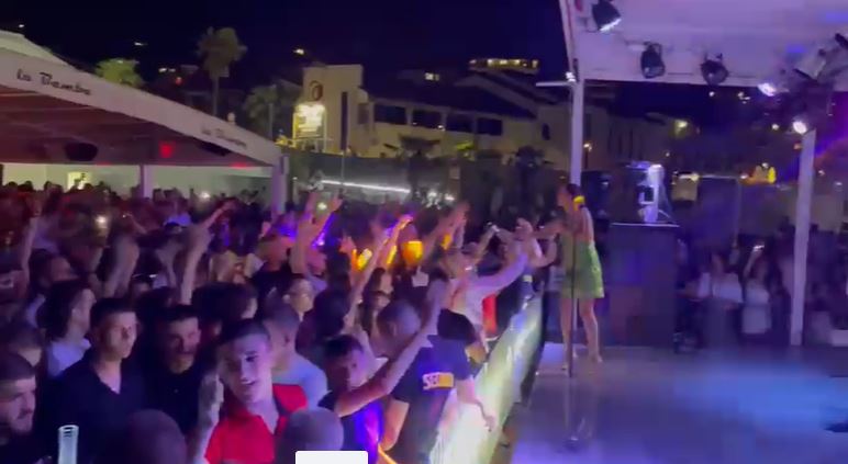 U šljokicama od glave do pete: Aleksandra Prijović po kiši zapevala pred prepunim klubom, Filip je bodri iz prvih redova (FOTO) 8 Capture 86