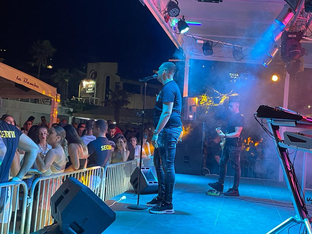 Ludilo u Crnoj Gori: Devojke opkolile Uroša Živkovića na nastupu (VIDEO) 5 IMG 20230717 WA0024 1