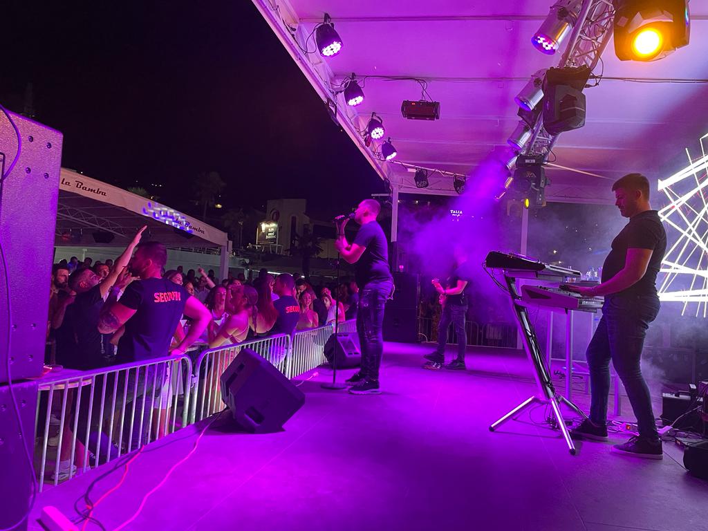 Ludilo u Crnoj Gori: Devojke opkolile Uroša Živkovića na nastupu (VIDEO) 6 IMG 20230717 WA0026
