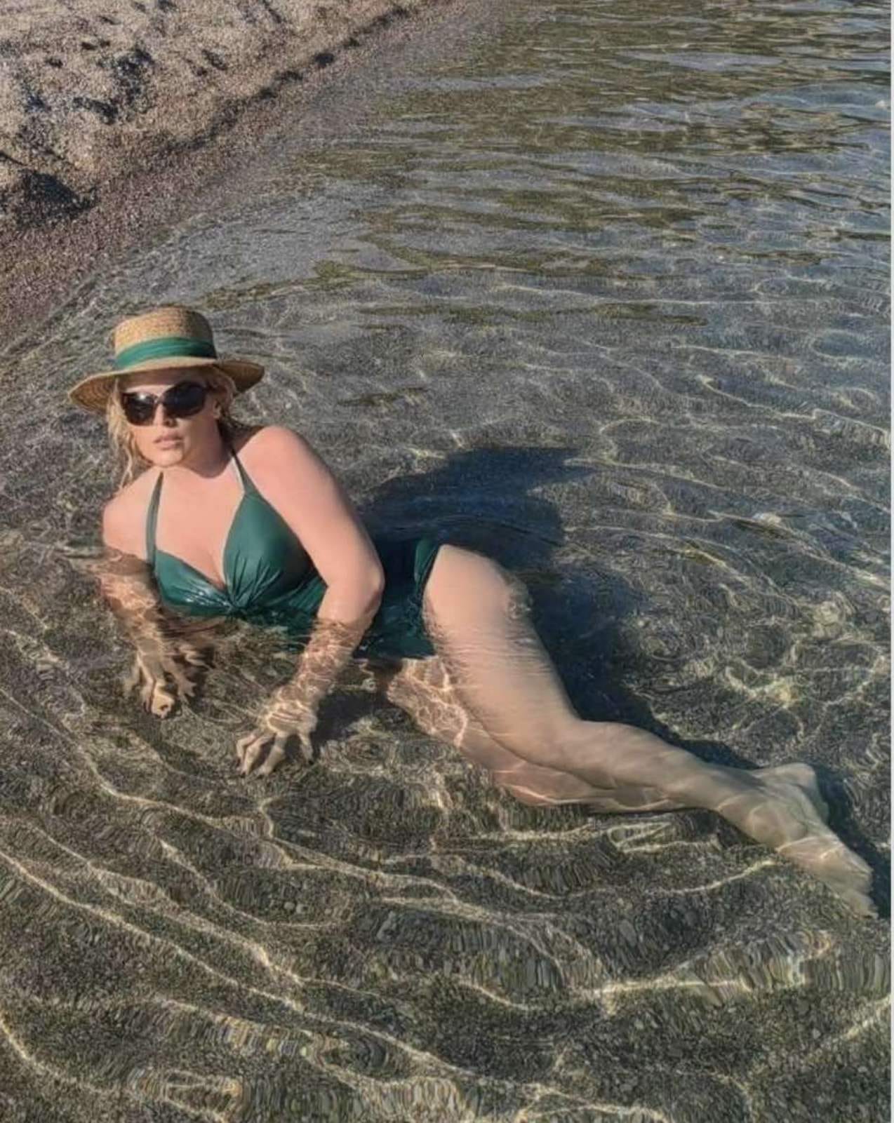 Gazi šestu deceniju, a izgleda kao bomba: Anči Dabetić napravila pravu pometnju na plaži (FOTO) 9 IMG 20230721 WA0003