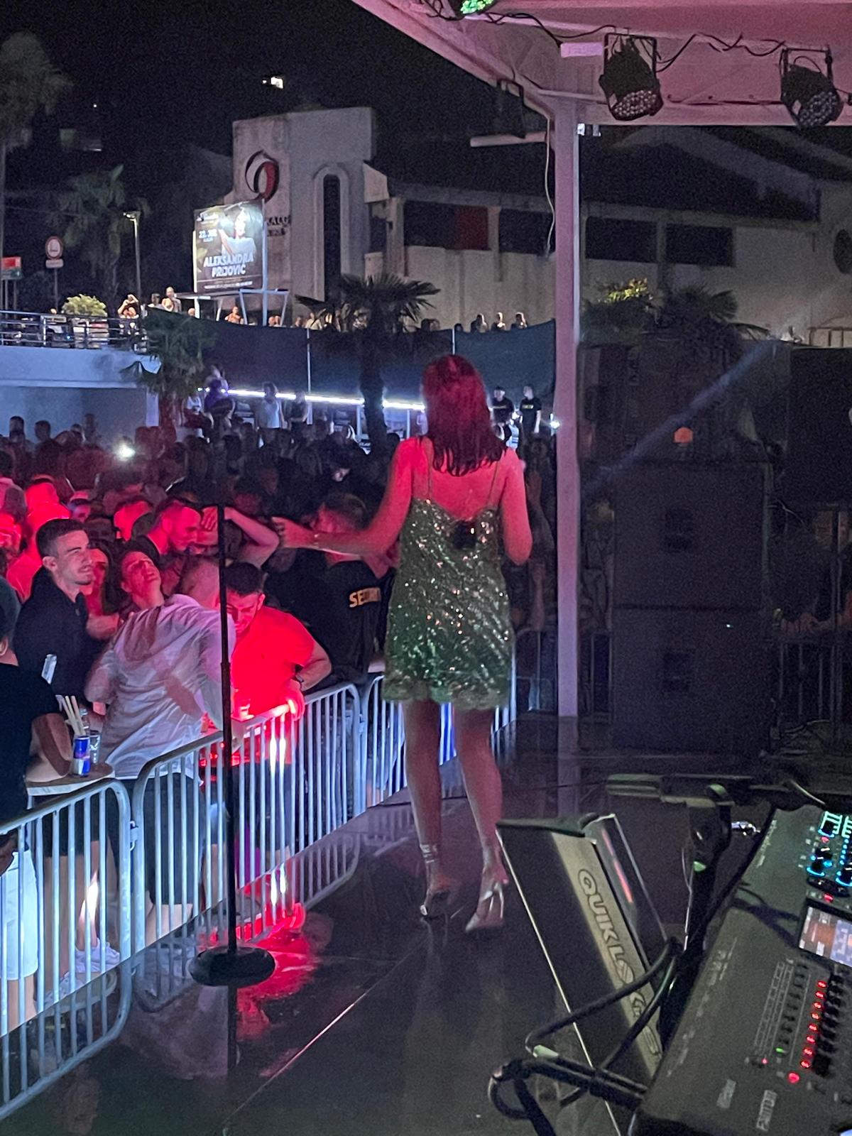 U šljokicama od glave do pete: Aleksandra Prijović po kiši zapevala pred prepunim klubom, Filip je bodri iz prvih redova (FOTO) 5 WhatsApp Image 2023 07 22 at 23.13.42