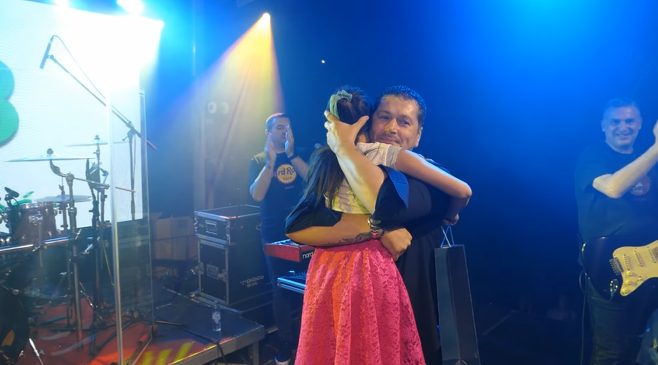Suze na koncertu: Devojčica kojoj je Aco Pejović spasio život iznenadila pevača (VIDEO) 5 aco