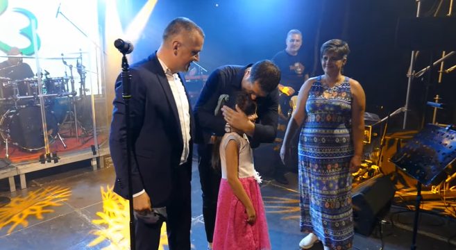 Suze na koncertu: Devojčica kojoj je Aco Pejović spasio život iznenadila pevača (VIDEO) 7 acoo2