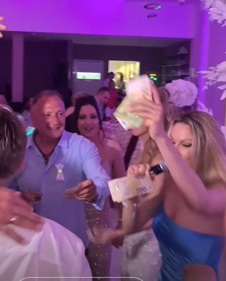 Rada Manojlović napravila lom na jednom veselju, gosti klečali i bacali novčanice po njoj, gurali joj i u haljinu (VIDEO) 6 bhdu