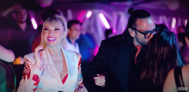 Publika vrišti od sreće! Suzana Jovanović snimila spot za "Plavušu": "Večni hit i brutalni kadrovi" (VIDEO) 7 suzana1