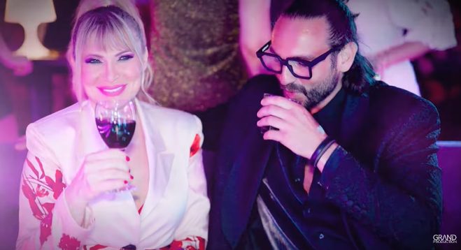 Publika vrišti od sreće! Suzana Jovanović snimila spot za "Plavušu": "Večni hit i brutalni kadrovi" (VIDEO) 5 zsuzanaa3