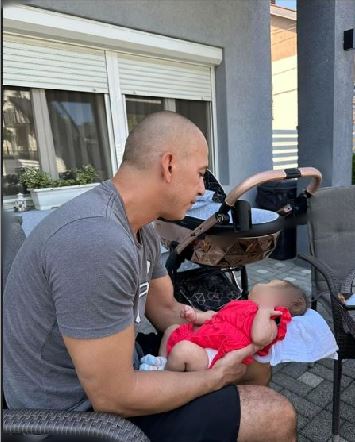 Topalko raznežio sve fotografijom sa unukom: "Vragolanka i njen deda" (FOTO) 6 11