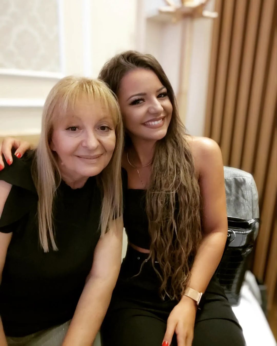 Kad Sandra Mladenović i Živkica Miletić udruže snage, šuške samo lete: Pevačice napravile lom na veselju (VIDEO) 6 364261472 795061865639105 8583152363125770761 n