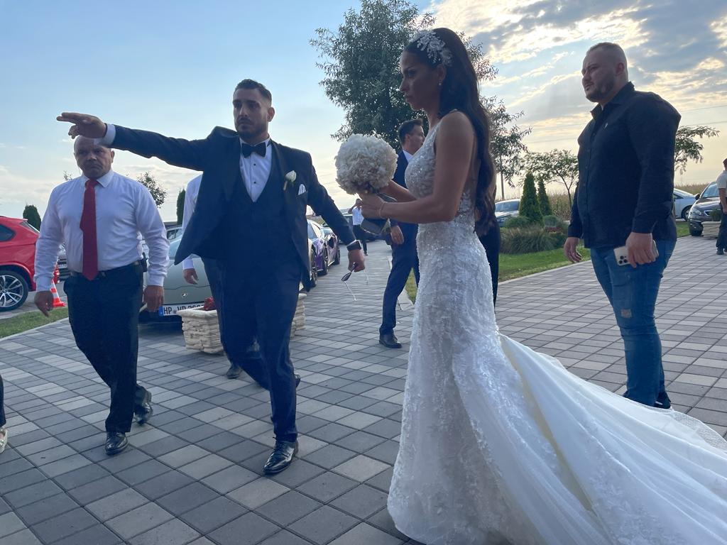Mladenci stigli ispred svečane sale, Darko postrojio novinare, svi ostali u čudu dok je Katarina izlazila iz kola: "Jel moguće?" (VIDEO) 3 68cc0e5d 1189 4af3 aee2 be8de1a01b32