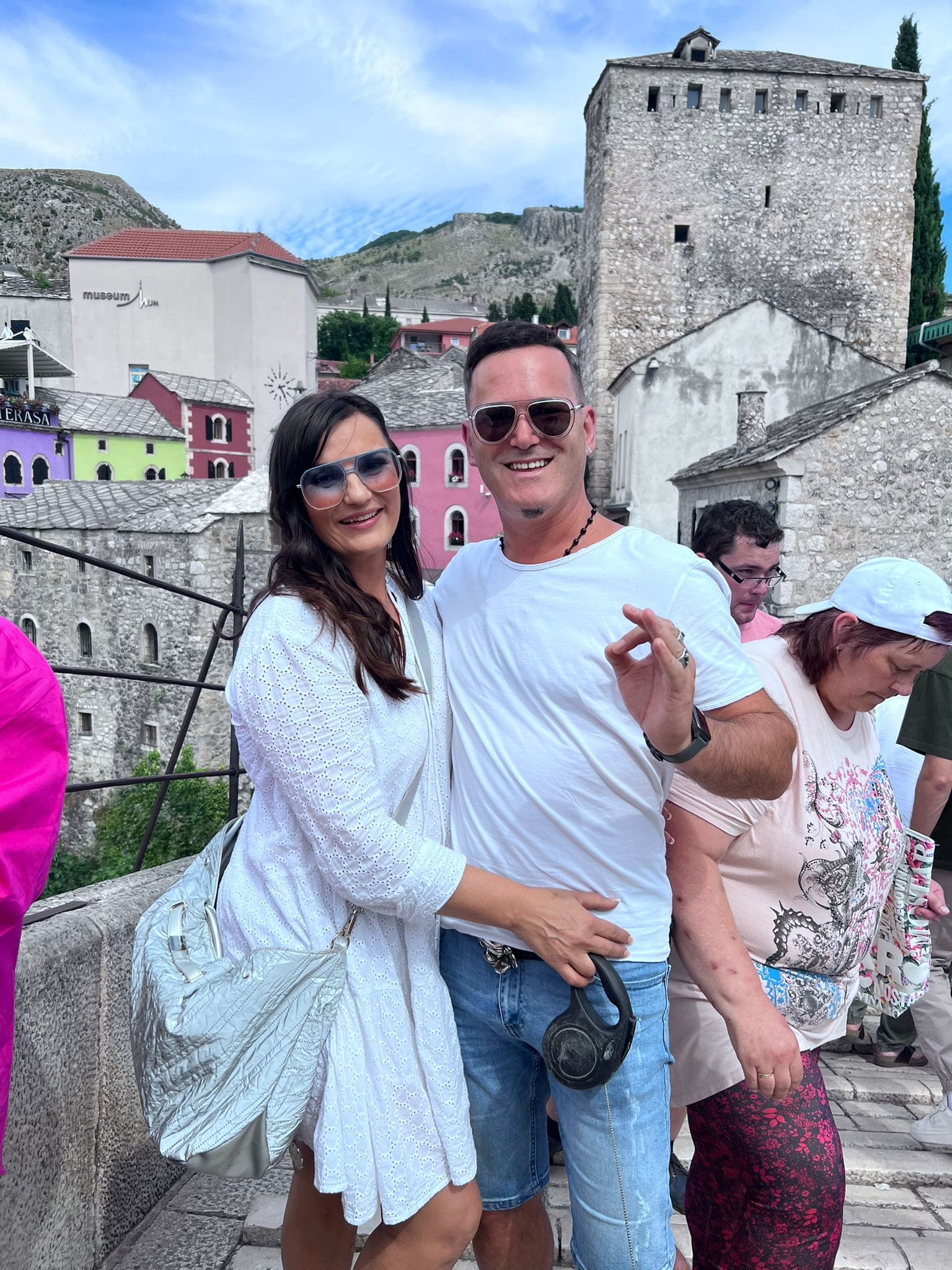 Azzaro zaljubljen do ušiju, posvetio devojci emotivne reči dok je drži u zagrljaju: "Daj maksimum dok srce kuca" (VIDEO) 6 Azaro sa devojkom