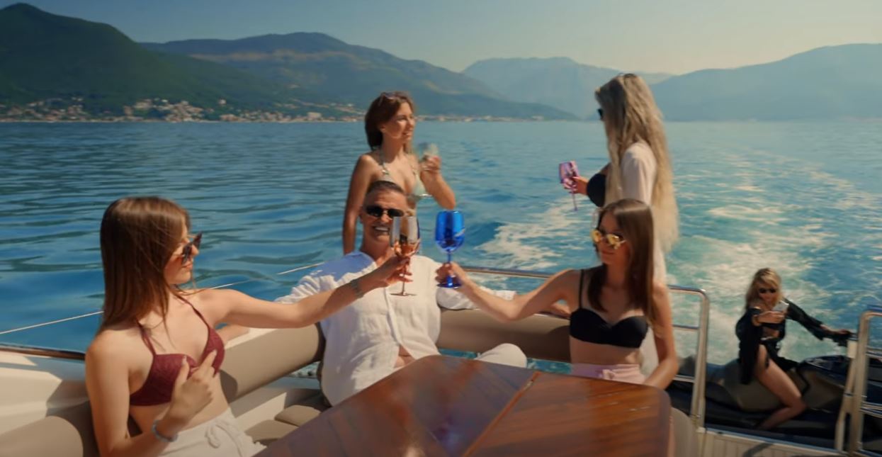 Pravo u metu, raj i za uši i za oči! Dejan Drašković predstavio spot za prvenac u Grandu: "Ovo se čekalo" (VIDEO) 4 Capture 48