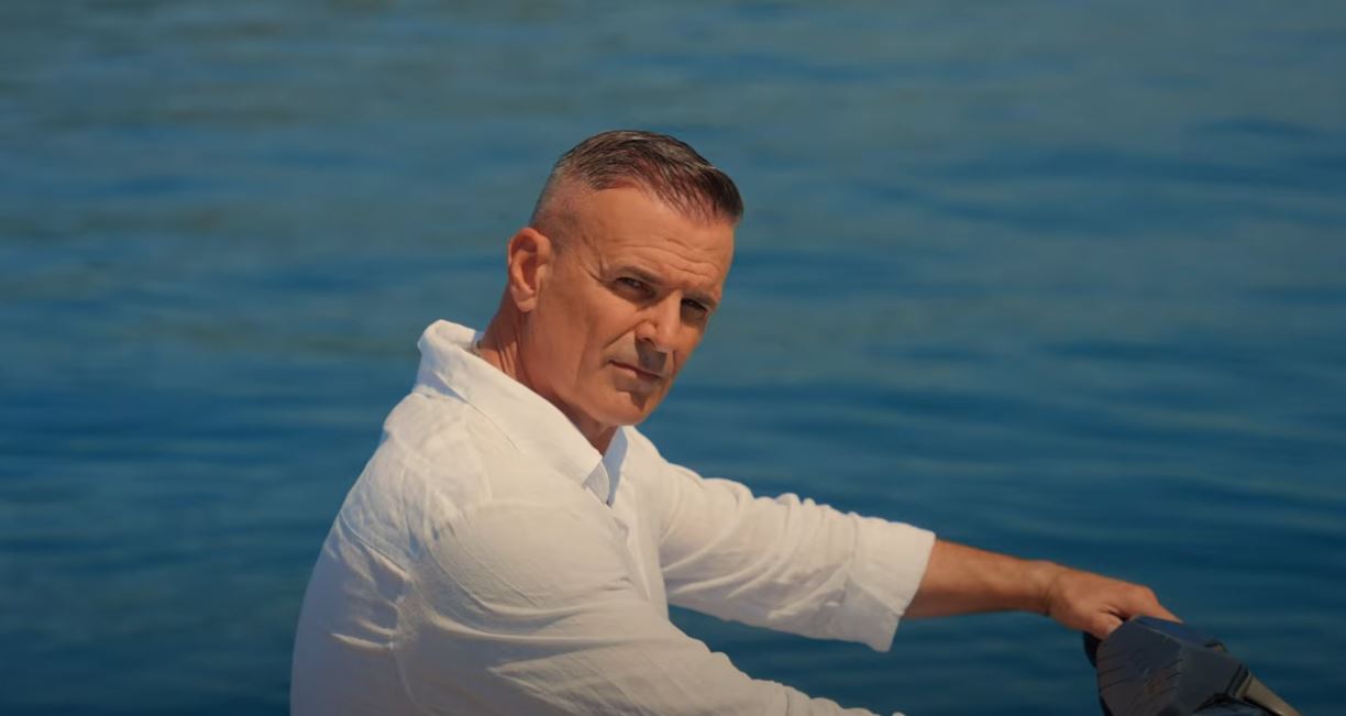 Pravo u metu, raj i za uši i za oči! Dejan Drašković predstavio spot za prvenac u Grandu: "Ovo se čekalo" (VIDEO) 7 Capture 50