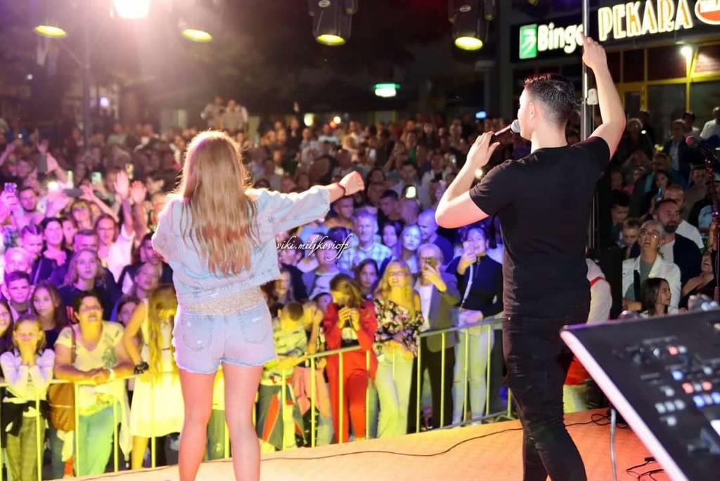 Dečak se izgubio na koncertu Viki i Nermina, pevačica ga popela na binu i umalo rasplakala 8.000 ljudi 2 IMG 20230811 WA0008