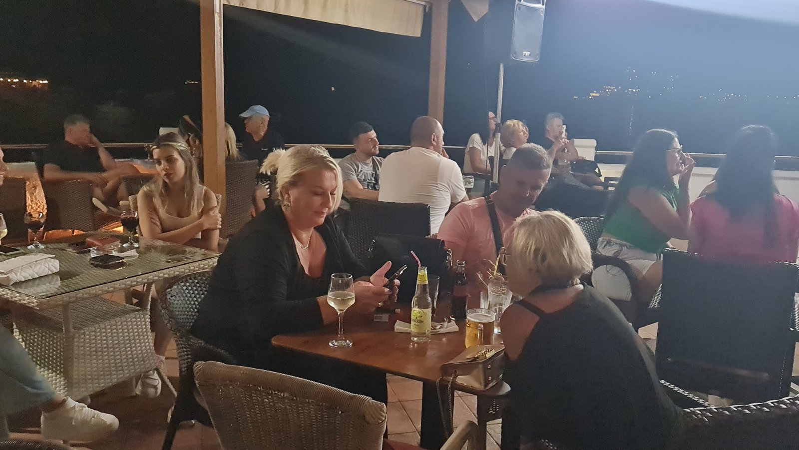 Lavina emocija na obali mora: Dejan Drašković i Sabina Kaltak ukrstili glasove, publika pala u sevdah (VIDEO) 8 IMG 4fdabf0951b90ff9cc2582a9e1277412 V