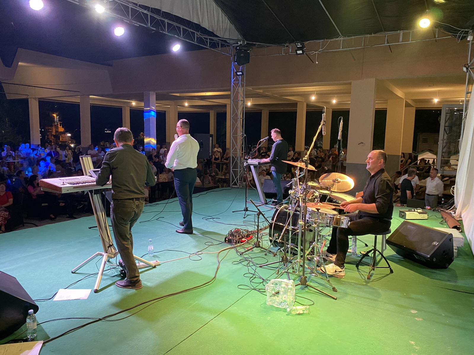 Veče za pamćenje u Srebreniku, Edo Husarić održao solistički koncert: Hiljade sugrađana pevalo sa njim (VIDEO) 6 IMG 7f44c068536d6d5225509ae262d622b3 V