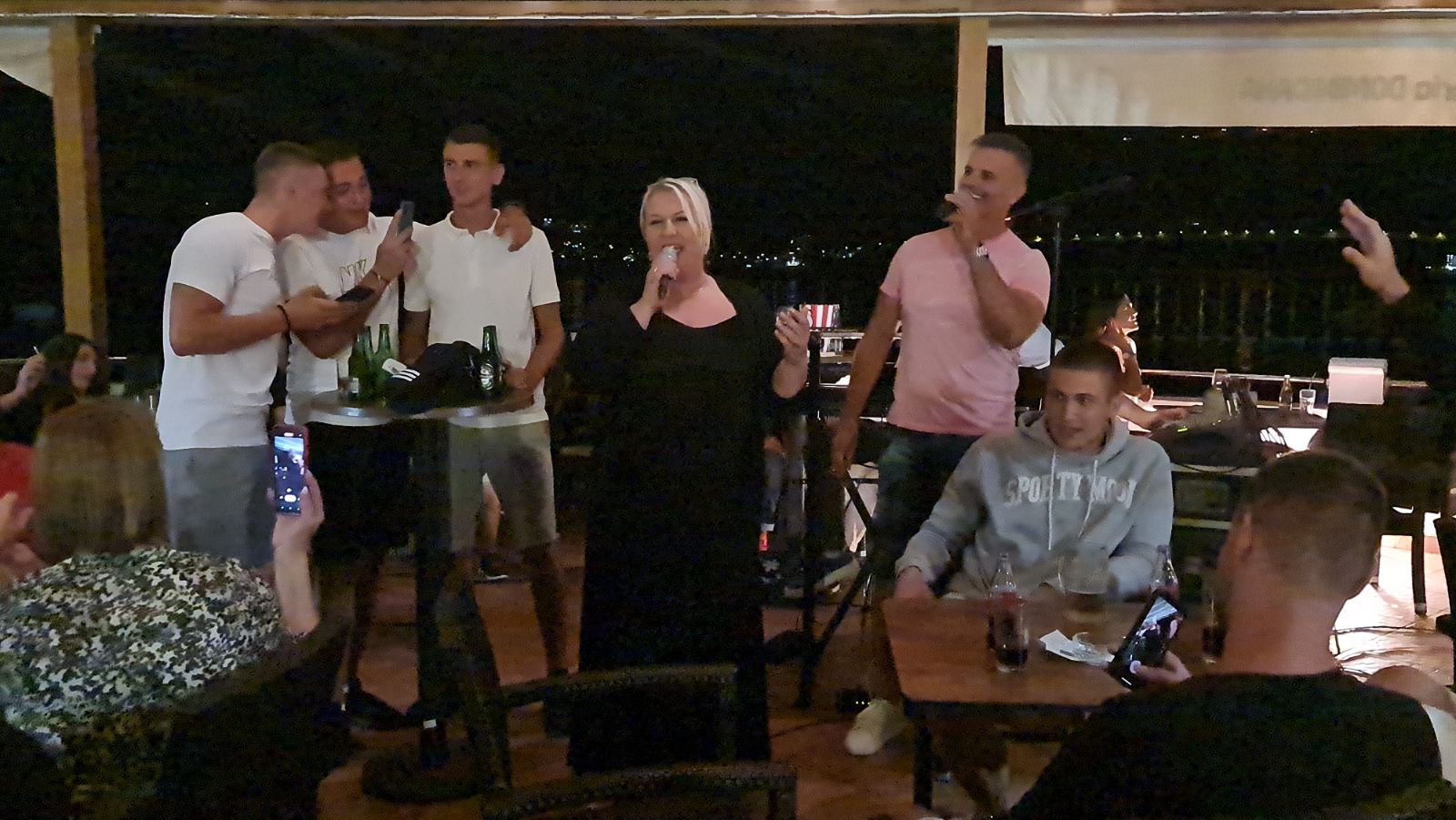 Lavina emocija na obali mora: Dejan Drašković i Sabina Kaltak ukrstili glasove, publika pala u sevdah (VIDEO) 6 IMG f8fbc32d5f6fbc28c3db308dd28fd0e0 V