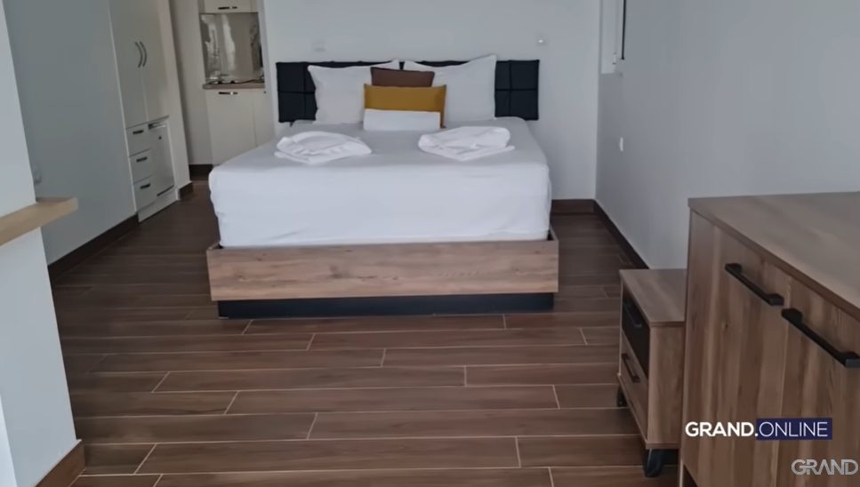 Kuća Miloša Bojanića u Crnoj Gori sija kao Las Vegas: Vila sva u kamenu i staklu, evo šta će da radi kad je proda (VIDEO) 9 Screenshot 2023 08 06 191405 1