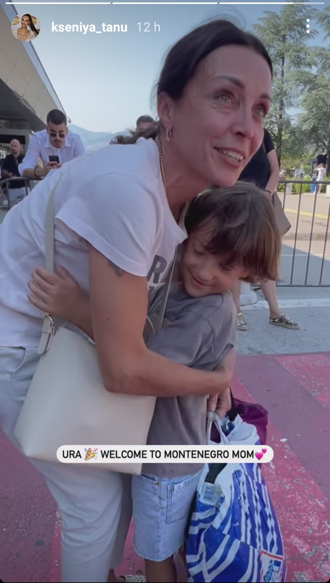 Mama Ksenije Tanu stigla u Crnu Goru: Pevačica joj priredila iznenađenje na aerodromu, a svi komentarišu njenu lepotu: "Kao sestre" (FOTO) 9 Screenshot 20230823 094933 com.instagram.android