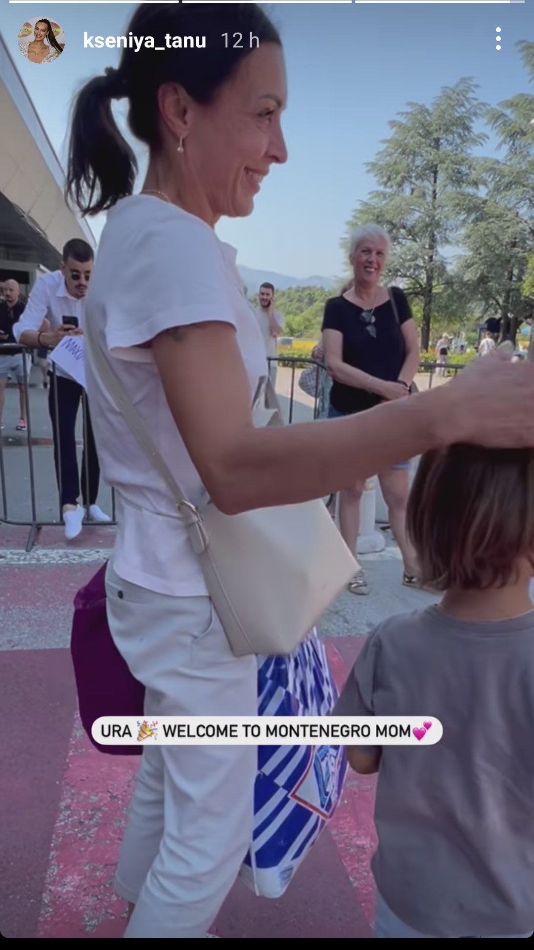 Mama Ksenije Tanu stigla u Crnu Goru: Pevačica joj priredila iznenađenje na aerodromu, a svi komentarišu njenu lepotu: "Kao sestre" (FOTO) 8 Screenshot 20230823 094938 com.instagram.android