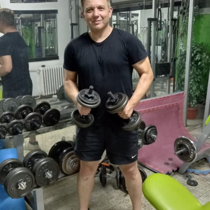 Bicepsi izviru ispod rukava! Boban Canevski ne ispušta tegove iz ruku, posle godinu dana rezultat je evidentan (FOTO) 6 Snapinsta.app 369746397 7175754352454471 3098745560375765029 n 1080 1