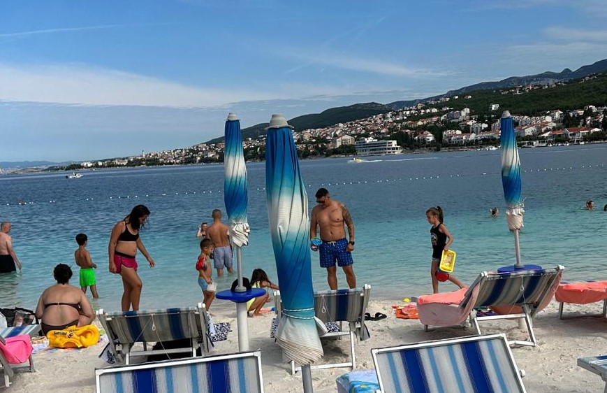 Tata za primer: Hamza Gušić uhvaćen na plaži sa porodicom, svi ga gledaju i ne veruju šta radi (FOTO) 6 a51e8a5c d400 4494 83ff f7d2792d32d1
