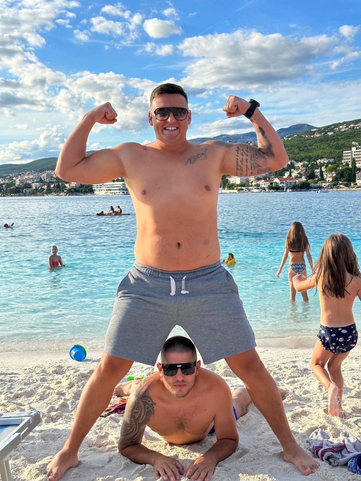 Tata za primer: Hamza Gušić uhvaćen na plaži sa porodicom, svi ga gledaju i ne veruju šta radi (FOTO) 3 a781940c c9e5 439b 85f4 0de416386f41