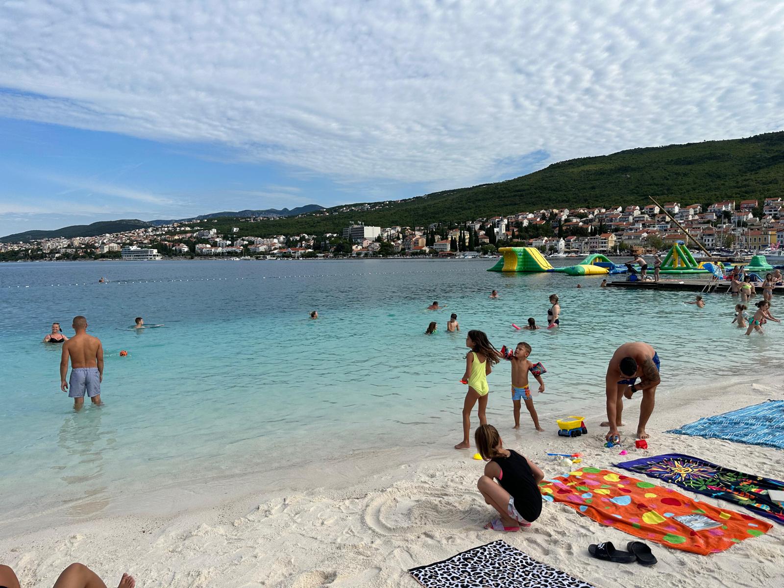 Tata za primer: Hamza Gušić uhvaćen na plaži sa porodicom, svi ga gledaju i ne veruju šta radi (FOTO) 7 a9e7434a 1bcb 4808 abdc da745626789a
