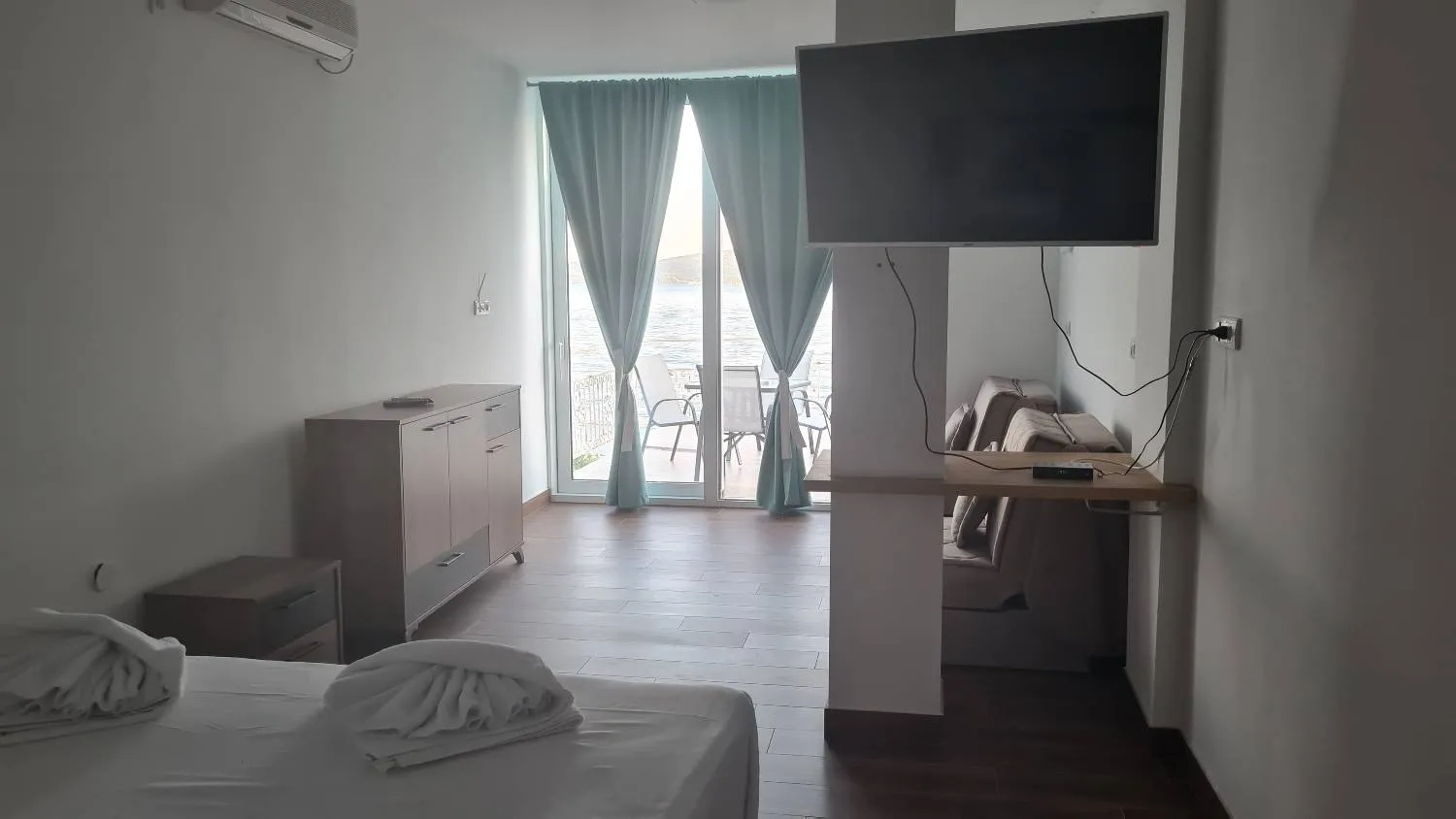 Kuća Miloša Bojanića u Crnoj Gori sija kao Las Vegas: Vila sva u kamenu i staklu, evo šta će da radi kad je proda (VIDEO) 6 apartmani milos
