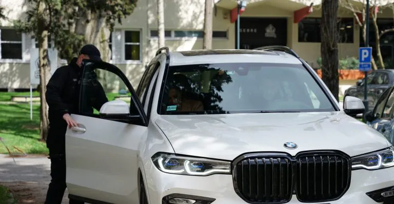 Vozni parkovi srpske estrade: Jednom pevaču niko ne može da parira (VIDEO) 4 ceca auto 768x398 1