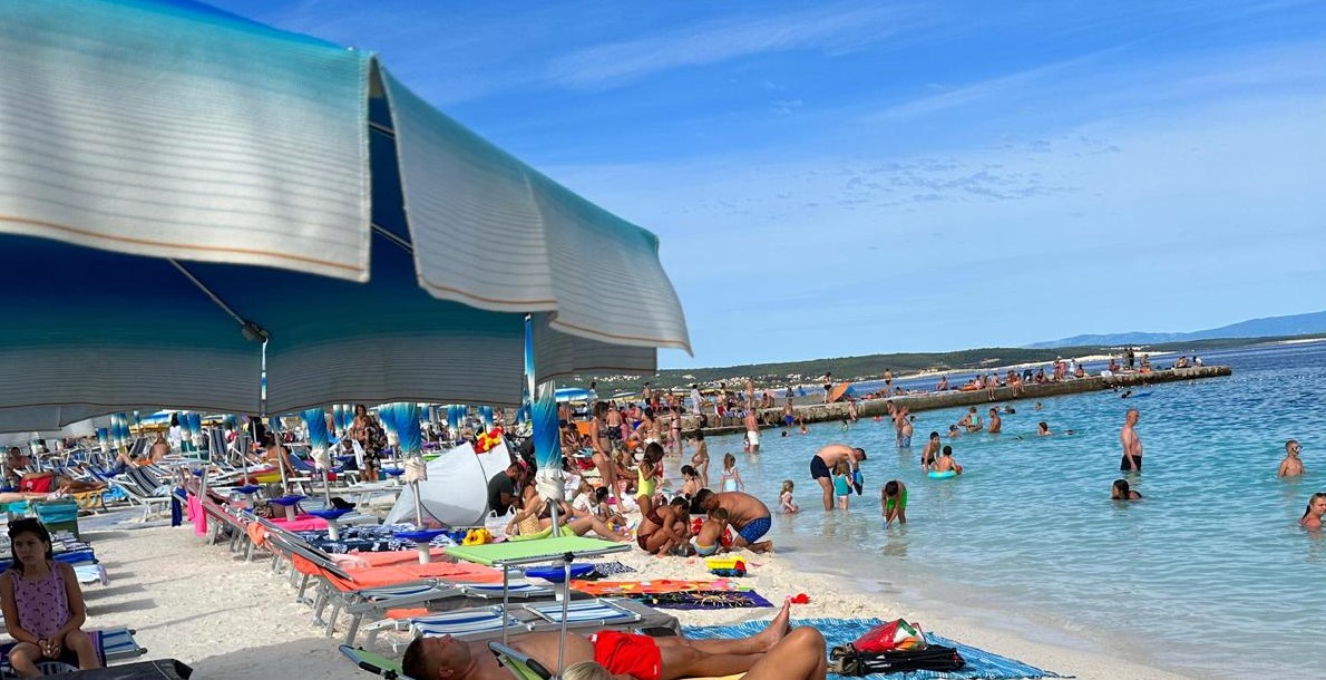 Tata za primer: Hamza Gušić uhvaćen na plaži sa porodicom, svi ga gledaju i ne veruju šta radi (FOTO) 4 db43fe9b 9a75 4640 96d2 850ce8ec1171