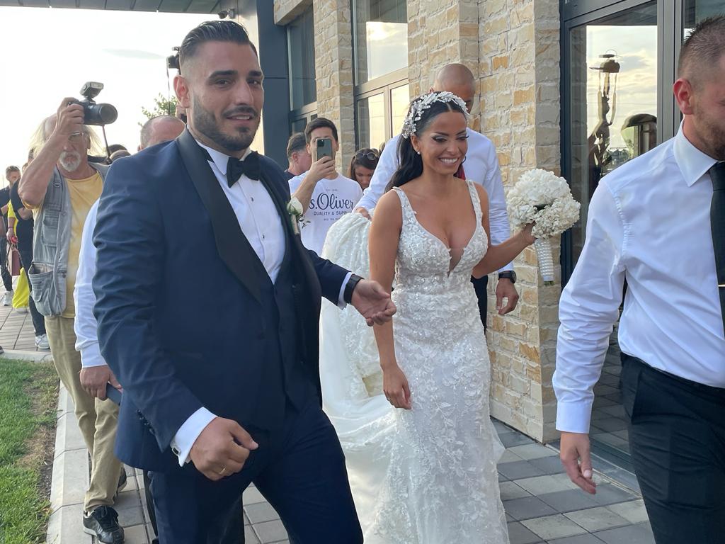 Mladenci stigli ispred svečane sale, Darko postrojio novinare, svi ostali u čudu dok je Katarina izlazila iz kola: "Jel moguće?" (VIDEO) 4 fe3263bf 4c2d 47ac 97a8 b1b64c4c0813